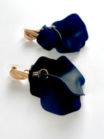 Load image into Gallery viewer, Black Dangling Earrings