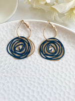 Load image into Gallery viewer, Black N Golden Flower Earrings