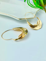 Load image into Gallery viewer, Current In The Ocean Golden Earrings