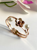 Load image into Gallery viewer, Dual Flower N Pearl Stunning Rose Gold Bracelet