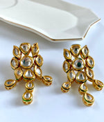 Load image into Gallery viewer, Omnipresent Kundan Gold Necklace Set