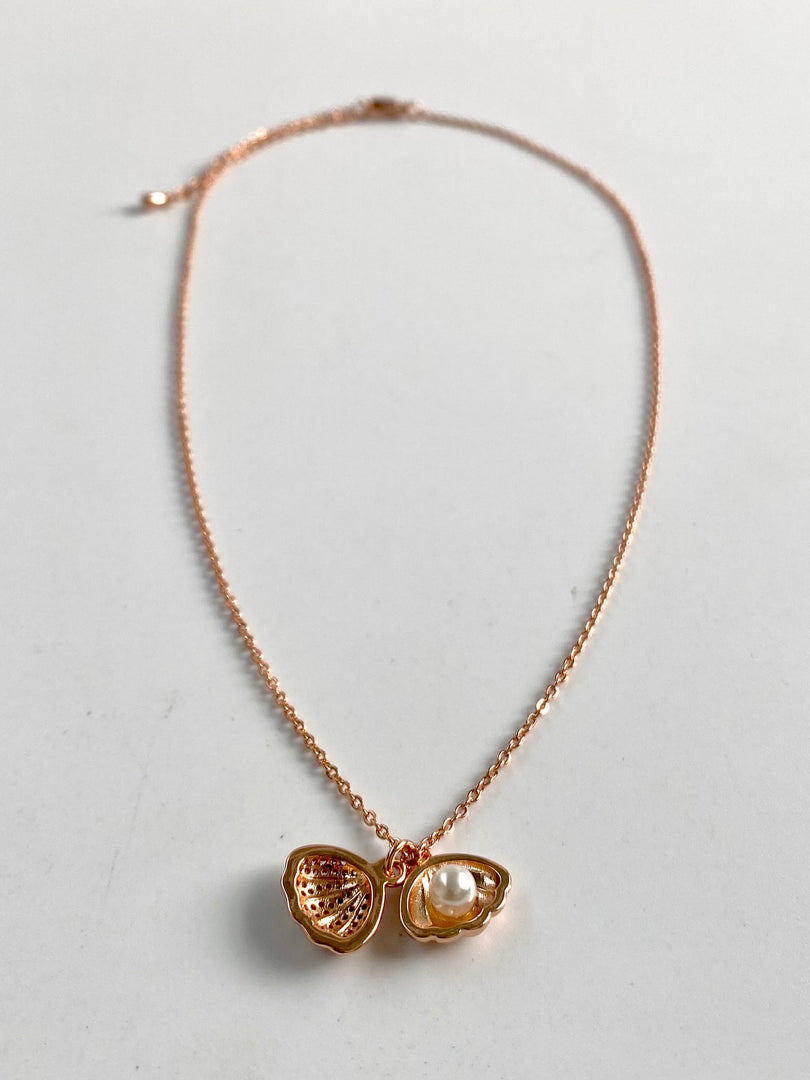 Pearl Shell Rose Gold Chain Pendant