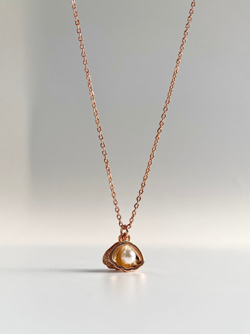 Pearl Shell Rose Gold Chain Pendant