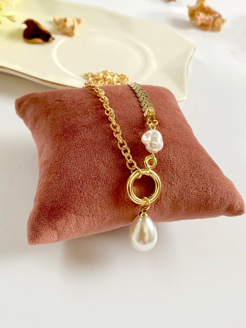 Single Layer Pearly Drop Necklace